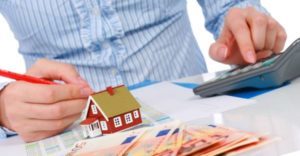 Какие налоги нужно заплатить при оформлении дарственной на квартиру между близкими родственниками
